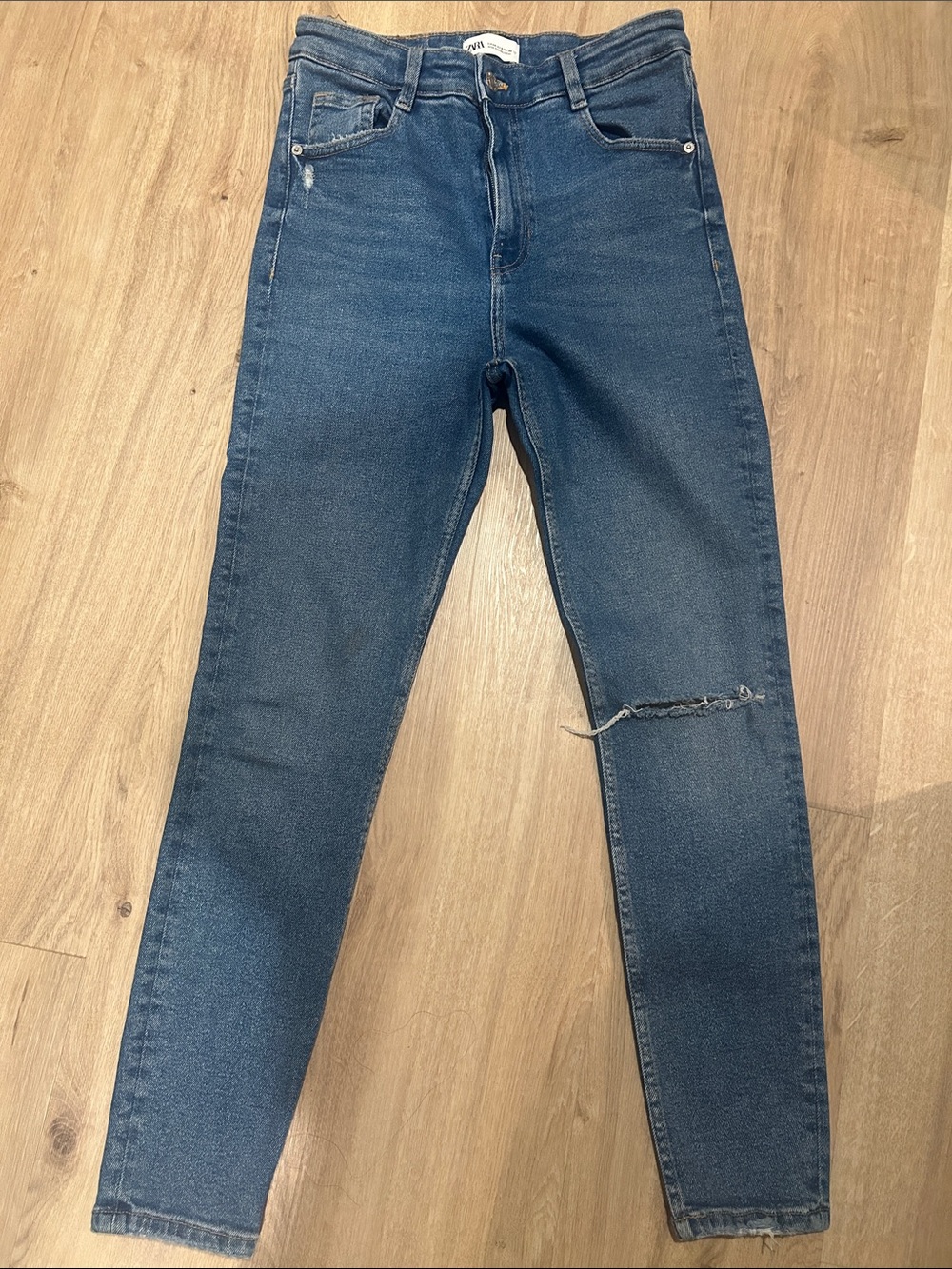 Zara Women's Skinny Jeans - Dark Blue with Distressed Knee